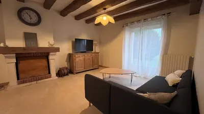 Télévision ou salle de divertissement dans l'établissement Gite l'Escapade- 8 people- Near castles-2 hours 15 minutes from Paris