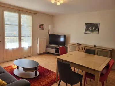 Télévision ou salle de divertissement dans l'établissement Appartement au coeur de Saumur - Chambre climatisée