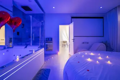 Un ou plusieurs lits dans un hébergement de l'établissement 24h du Mans, Suite Luxe, Lit rond XXL, Jacuzzi, Sofa Tantra, Jardin