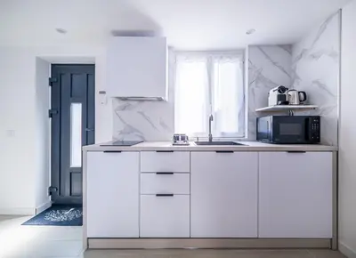 Cuisine ou kitchenette dans l'établissement 24h du Mans, Suite Luxe, Lit rond XXL, Jacuzzi, Sofa Tantra, Jardin