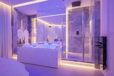 Un ou plusieurs lits dans un hébergement de l'établissement 24h du Mans, Suite Luxe, Lit rond XXL, Jacuzzi, Sofa Tantra, Jardin