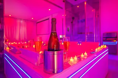 Boissons dans l'établissement 24h du Mans, Suite Luxe, Lit rond XXL, Jacuzzi, Sofa Tantra, Jardin