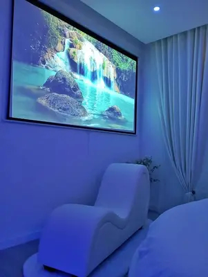 Télévision ou salle de divertissement dans l'établissement 24h du Mans, Suite Luxe, Lit rond XXL, Jacuzzi, Sofa Tantra, Jardin