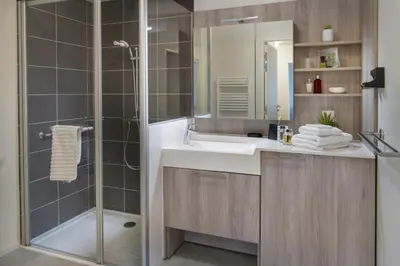 Salle de bains dans l'établissement DOMITYS - Cœur de Loire