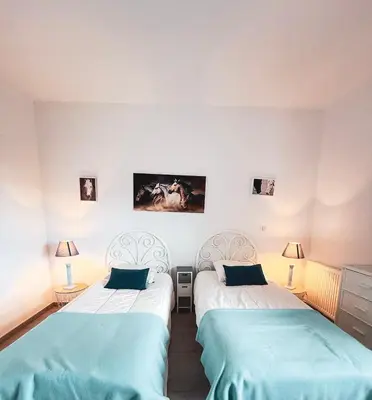 Un ou plusieurs lits dans un hébergement de l'établissement Charmant studio dans une ecurie en Touraine
