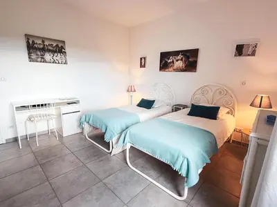 Un ou plusieurs lits dans un hébergement de l'établissement Charmant studio dans une ecurie en Touraine