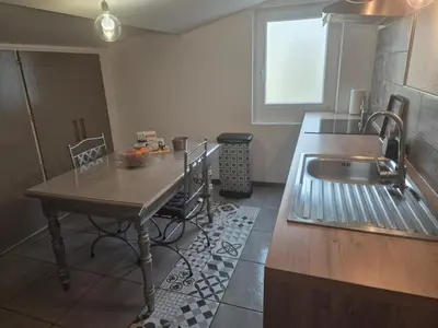 Cuisine ou kitchenette dans l'établissement Les Folies d 'Oscar