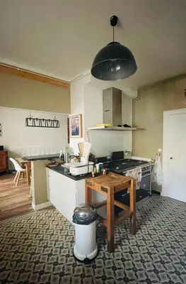 Cuisine ou kitchenette dans l'établissement Maison indépendante en centre ville