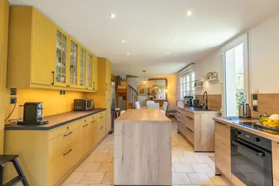 Cuisine ou kitchenette dans l'établissement La Sambine - Spacious and Elegant House