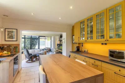 Cuisine ou kitchenette dans l'établissement La Sambine - Spacious and Elegant House