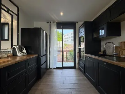 Cuisine ou kitchenette dans l'établissement LUrbanMans - 6pers - Circuit Bugatti - Wi-fi