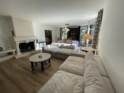 Coin salon dans l'établissement Grande maison avec jardin près de Tours - FR-1-381-620