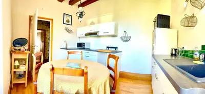 Cuisine ou kitchenette dans l'établissement Gite des Deux couronnes
