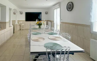 Restaurant ou autre lieu de restauration dans l'établissement Cozy Home In Blois With Wifi