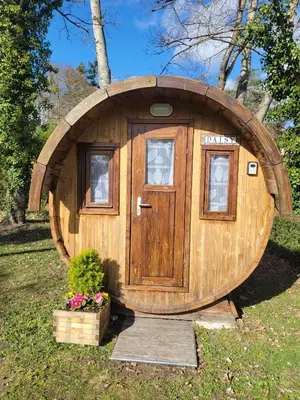Jardin de l'établissement Cozy Wooden Chalet in Abilly, France