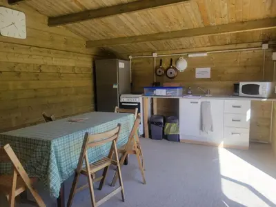 Cuisine ou kitchenette dans l'établissement Cozy Wooden Chalet in Abilly, France