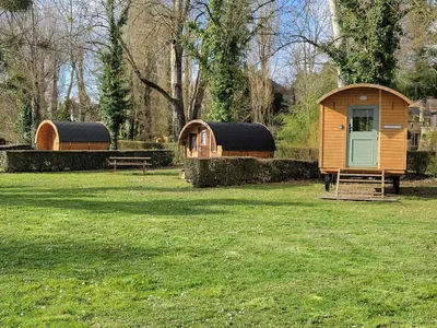 Jardin de l'établissement Cozy Wooden Chalet in Abilly, France - Nature Lovers Paradise