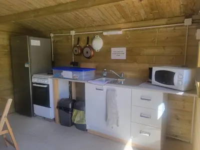 Cuisine ou kitchenette dans l'établissement Small cosy Bluebell cabin in the French countryside