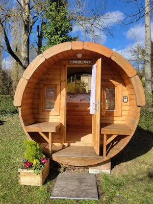 Jardin de l'établissement Small cosy Bluebell cabin in the French countryside