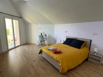 Un ou plusieurs lits dans un hébergement de l'établissement 9min circuit du Mans 2 chambres piscine
