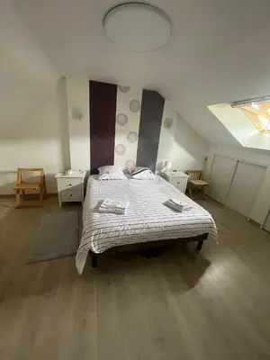 Un ou plusieurs lits dans un hébergement de l'établissement chambres avec une salle de bain Mulsanne circuit 24 heures du Mans