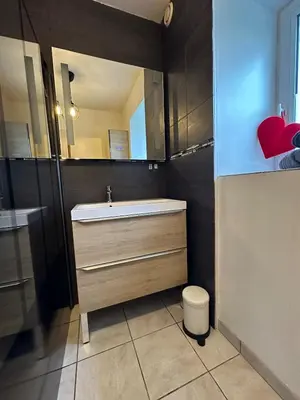 Salle de bains dans l'établissement Love You Suite Romantique Spa 25min du futuroscope