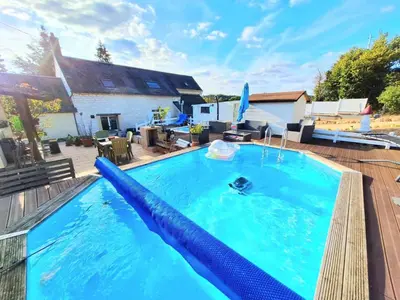 Piscine de l'établissement maison dans la Prairie ou située à proximité