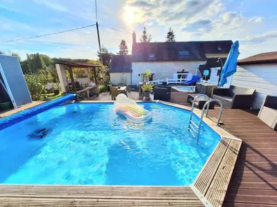 Piscine de l'établissement maison dans la Prairie ou située à proximité