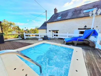 Piscine de l'établissement maison dans la Prairie ou située à proximité