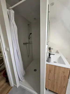 Salle de bains dans l'établissement Chambre S proche circuit 24H