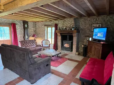 Télévision ou salle de divertissement dans l'établissement Maison du Garde Forestier au cœur des Châteaux de la Loire