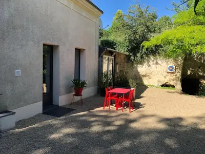 Jardin de l'établissement Petite maison dans fosse troglodytes