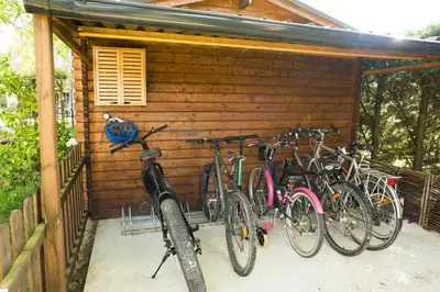 Vélo sur le terrain de l'établissement Cottage Umbra Néa ou dans les environs
