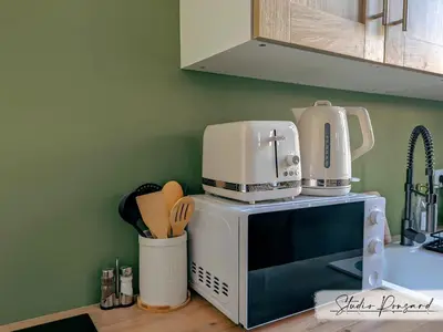 Cuisine ou kitchenette dans l'établissement La Maison de Ronsard - By PrestiPlace
