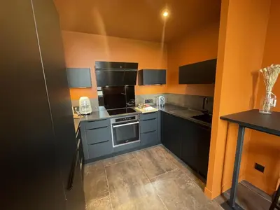 Cuisine ou kitchenette dans l'établissement Gîte de Charme à Avoine avec Spa Privé et Jardin - FR-1-381-621