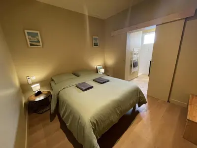 Un ou plusieurs lits dans un hébergement de l'établissement Gîte de Charme à Avoine avec Spa Privé et Jardin - FR-1-381-621
