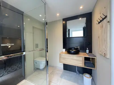 Salle de bains dans l'établissement Gîte de Charme à Avoine avec Spa Privé et Jardin - FR-1-381-621