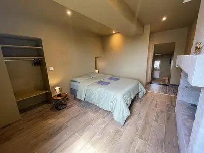 Un ou plusieurs lits dans un hébergement de l'établissement Gîte de Charme à Avoine avec Spa Privé et Jardin - FR-1-381-621