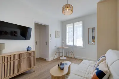 Télévision ou salle de divertissement dans l'établissement Le City - 800 m Gare - Hyper Centre - WiFi- Climatisé