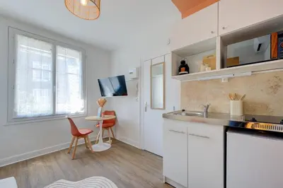 Cuisine ou kitchenette dans l'établissement Urban - 800 m Gare- Hyper center - WiFi - Climatisé