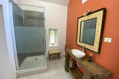Salle de bains dans l'établissement La maison du gardien