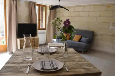 Télévision ou salle de divertissement dans l'établissement Zélie Gîte