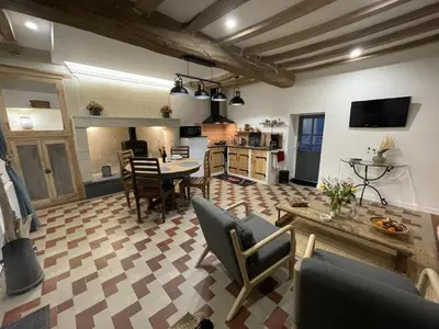 Télévision ou salle de divertissement dans l'établissement Gîte spacieux en Touraine avec jardin et terrasse, proche vignobles - FR-1-381-605
