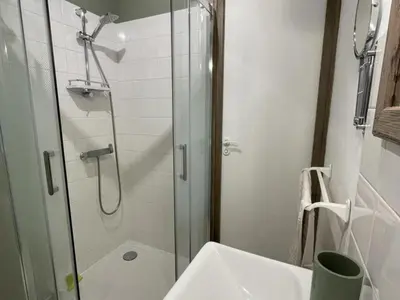Salle de bains dans l'établissement Gîte spacieux en Touraine avec jardin et terrasse, proche vignobles - FR-1-381-605