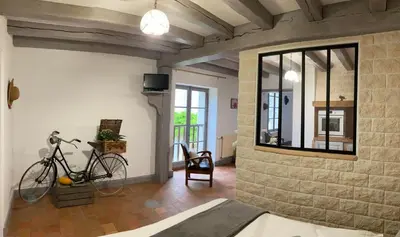 Télévision ou salle de divertissement dans l'établissement Le Chai De La Rose SPA et Séances Bien être
