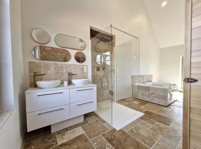 Salle de bains dans l'établissement L'audacieuse-Jacuzzi et sauna , miroir suspendu
