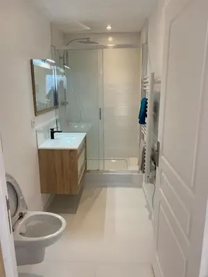 Salle de bains dans l'établissement Maison proche toutes commodités