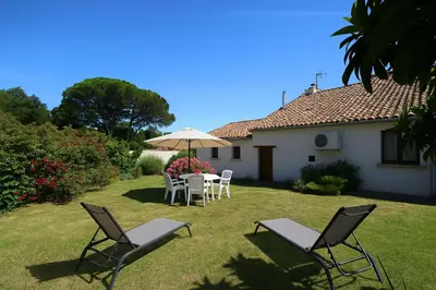 Jardin de l'établissement Domaine les roses du vieux chai