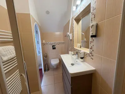 Salle de bains dans l'établissement Domaine des Châteaux