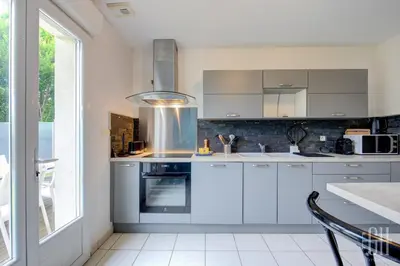Cuisine ou kitchenette dans l'établissement Maison familiale proche hôpital Trousseau - Garage